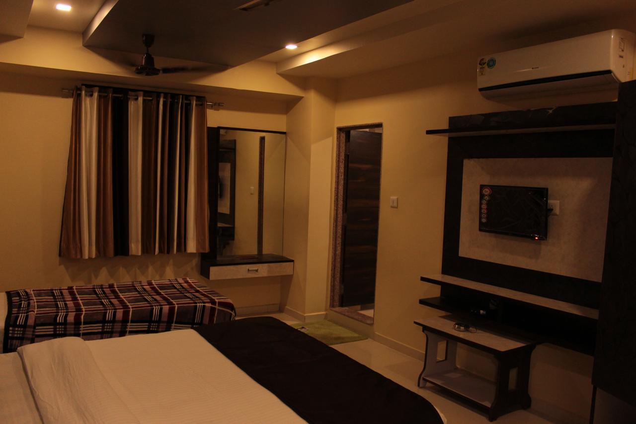 Apollo Hotel Ahmedabad Luaran gambar